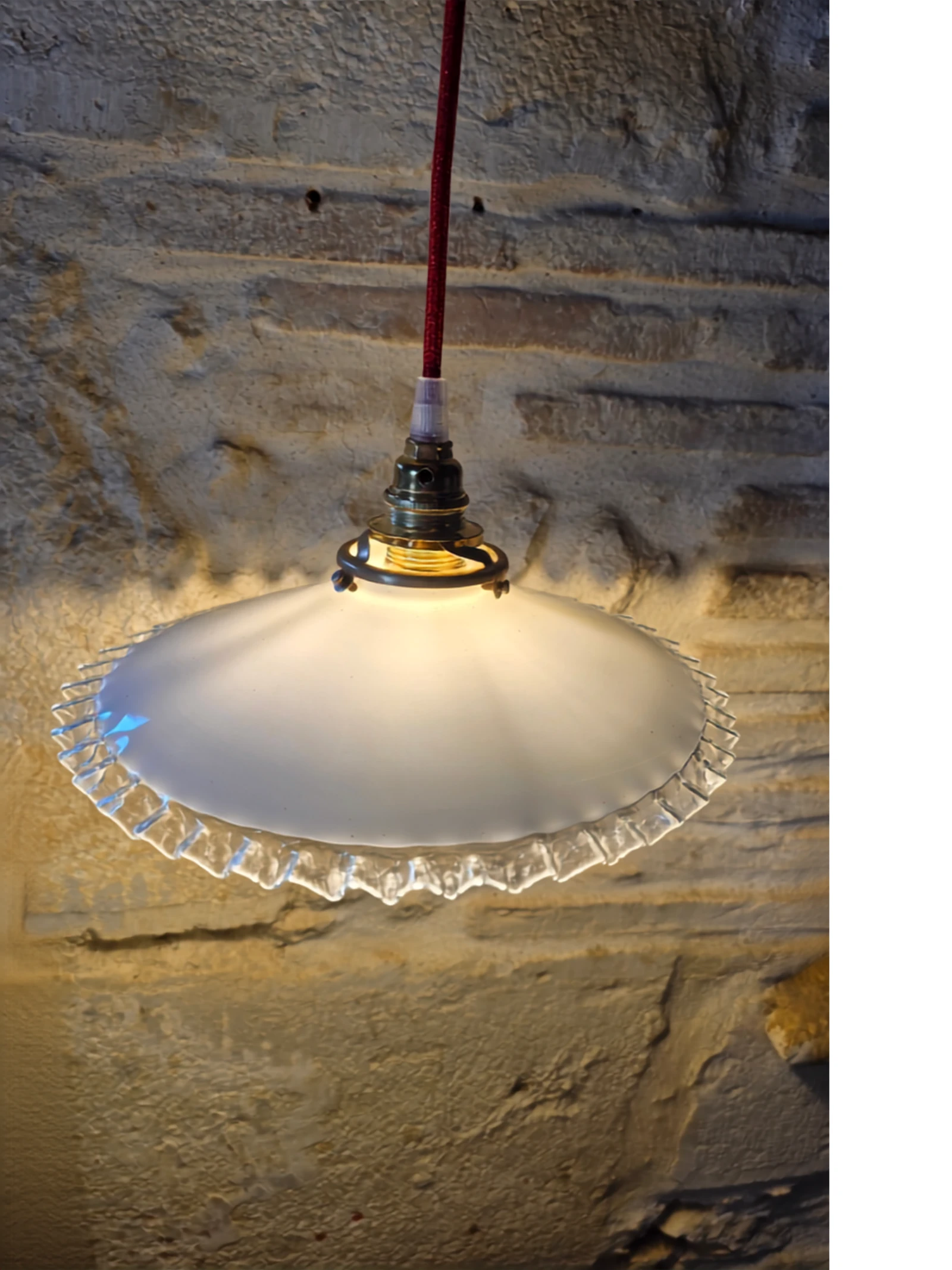 Lámpara de techo con disco opalino blanco y bordes transparentes sobre cable rojo y plafón de porcelana – photo 8